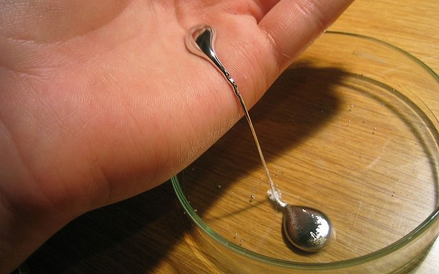 Nếu phơi nhiễm thủy ngân cấp tính qua đường khí (hít phải khí thủy ngân) hoặc đường ăn uống, người bị nhiễm độc có thể có các biểu hiện bị ra mồ hôi nhiều, nhịp tim nhanh, tăng tiết nước bọt và tăng huyết áp. Ảnh: vinmec.