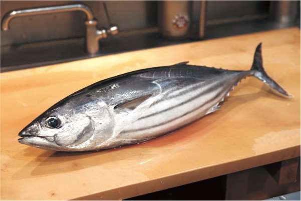 Trẻ em bị ngộ độc có thể có má, mũi và môi đỏ hồng, rụng tóc, răng và móng, phát ban trên da trong thời gian ngắn, yếu cơ và tăng nhạy cảm với ánh sáng. Ảnh: miro.