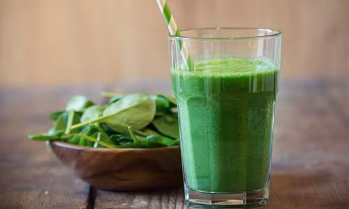 Nước ép rau cải bó xôi chứa nhiều folate, các vitamin A, B, C, E và K, rất tốt cho người bệnh tiểu đường uống vào mỗi buổi sáng. Ảnh: yobo.