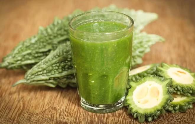 Nước ép mướp đắng chứa p-insulin, một hợp chất giống như insulin và charantin, được biết đến với tác dụng điều chỉnh đường huyết. Ảnh: media.