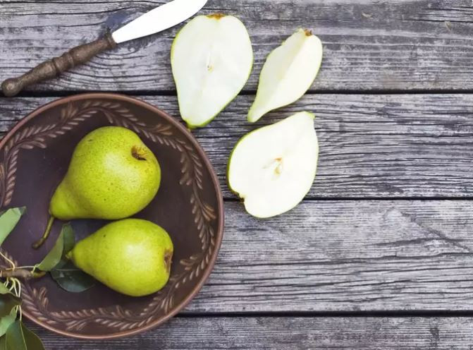 Lê chứa 84% nước và một lượng calo thấp. Đặc biệt, hàm lượng chất xơ có trong lê còn cao hơn cả táo, giúp hỗ trợ giảm cân hiệu quả.