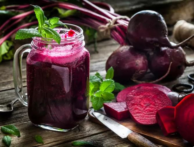 Nước ép cà rốt và củ cải đường là loại đồ uống lành mạnh giúp tăng cường khả năng miễn dịch và giảm viêm trong cơ thể.