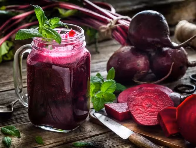 Nước ép cà rốt và củ cải đường là loại đồ uống lành mạnh giúp tăng cường khả năng miễn dịch và giảm viêm trong cơ thể.