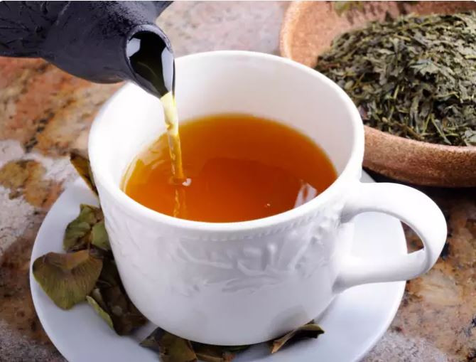 Ngoài ra, bạn nên uống trà xanh thay cà phê vào buổi sáng.