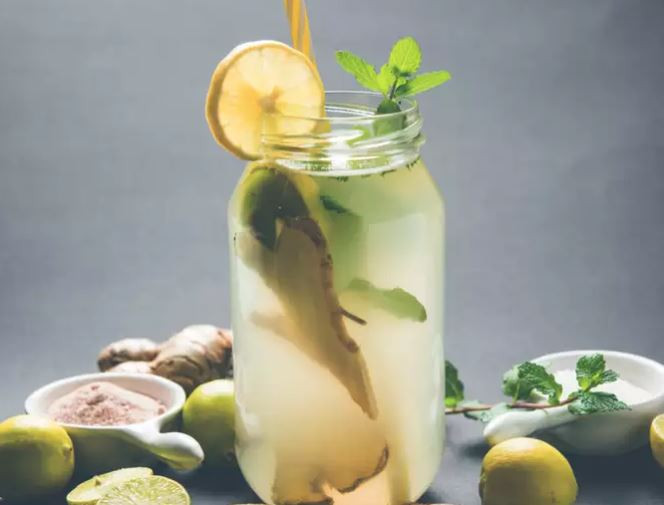 Bạn nên uống nước chanh vào buổi sáng để tăng tốc độ trao đổi chất và tăng cường khả năng miễn dịch của bạn.