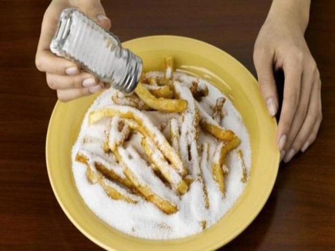 Trong khi đó, thói quen ăn mặn của nhiều người cũng không hề tốt cho thận. Ảnh: plo.