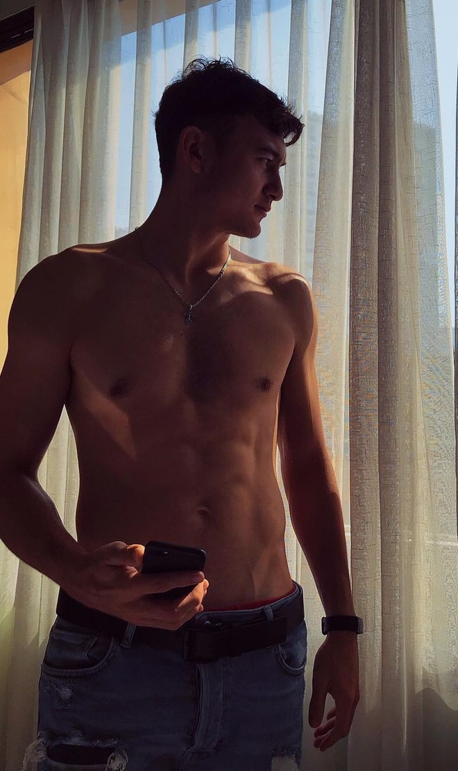 Chăm chỉ luyện tập thể hình và thể lực đã giúp chàng thủ môn Văn Lâm sở hữu body không thể “nóng bỏng” hơn. Ảnh: vietnamnetjsc.