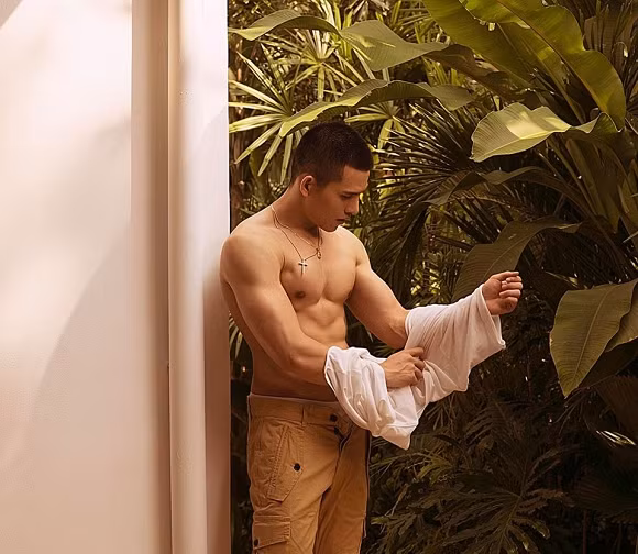 Quốc Thiên “sexy” với những múi cơ cuồn cuộn khiến chị em không thể rời mắt. Ảnh: bestie.