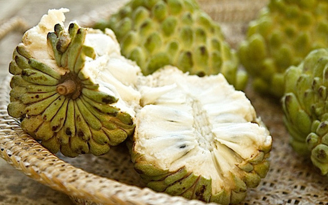  Hạt na rất độc và loại hạt này từng được chế biến để ngâm quần áo diệt rận. Ảnh: kenh14cdn.