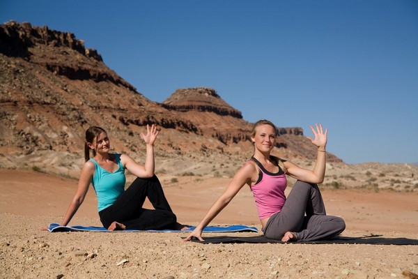 Có nhiều cách bạn có thể đặt cánh tay của mình để tăng hoặc giảm độ căng. Để đơn giản, bạn có thể đặt tay phải phía sau lưng, còn tay trái đặt trên đầu gối phải. Ảnh: vietnamyoga.