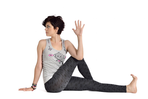 Gập chân trái của bạn sao cho gót chân trái đặt cạnh hông phải. Ảnh: huonganhyoga.