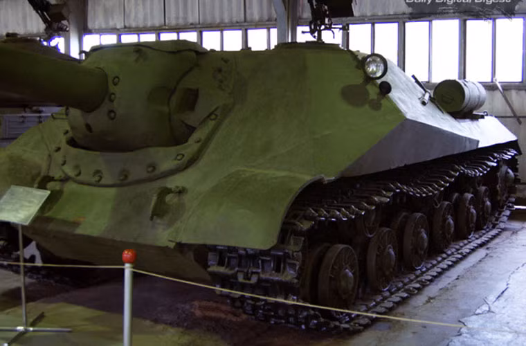 Nếu so với giáp trước ISU-152 chỉ dày 90mm vát nghiêng đã thừa chống lại đạn 75mm của tăng Panzer IV hay pháo tự hành StuG của Đức, hoặc kể cả pháo 88mm trên Tiger cũng khó hạ được ISU ở tầm xa thì lớp giáp dày 120mm của Object 704 biến nó thành cỗ máy diệt tăng khó loại bỏ.