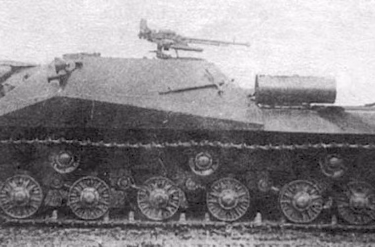 Không chỉ dày ở mặt trước, hai bên hông của pháo chống tăng Object 704 rất khó bị xuyên thủng với giáp vát nghiêng dày đến 90mm tương đương giáp trước ISU-152.