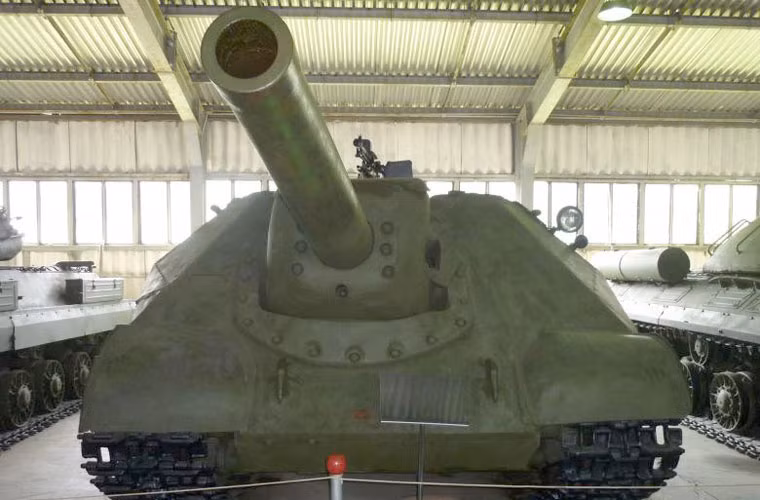 Đặc biệt, vị trí của khẩu pháo chính, nơi phần lá chắn kết hợp với phần trước thân xe ở sau nó và là nơi xảy ra cơ chế giật lùi, độ dày của vỏ giáp là 320mm. Chính vì thế, các chuyên gia quân sự coi nó là mẫu pháo chống tăng có lớp vỏ giáp chắc chắn nhất của Liên Xô trong CTTG 2.