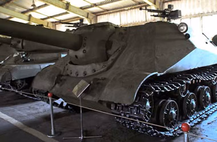 Object 704 được thiết kế trên cơ sở khung gầm xe tăng hạng nặng IS-2 và IS-3 như ISU-152 nhưng được cải tiến đáng kể về giáp đem lại khả năng phòng vệ cao hơn. Theo đó, phần vỏ giáp trước xe dày tới 120mm và làm với góc nghiêng lớn hơn để đánh bật các viên đạn xuyên AP.