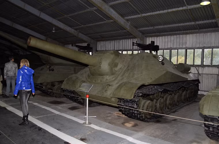 Tuy nhiên, sức mạnh hỏa lực đã "giết chết" Object 704, theo đó, độ giật lùi quá mạnh khi bắn của khẩu 152mm không có giảm giật khiến cho việc tác chiến của tổ lái vô cùng phức tạp. Đây là nguyên do chính khiến Object 704 không được đưa vào sử dụng. Ảnh: Pháo chống tăng Object 704 “ngủ suốt 70 năm” tại bảo tàng Kubinka.