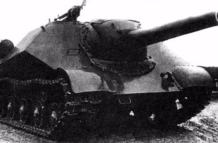 Cũng như "tiền nhiệm" ISU-152, Object 704 thiết kế cho cả ba vai trò: pháo công kích hạng nặng; pháo tự hành chống tăng hạng nặng và pháo tự hành hạng nặng. Với khẩu pháo "khủng" 152mm, nó có thể tiêu diệt công sự kiên cố, xe tăng của Đức chỉ bằng một phát bắn.