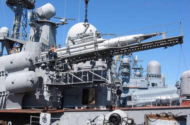 Một trong những vũ khí khủng Nga bán cho Trung Quốc là các tên lửa hành trình P-270 Moskit (NATO gọi là SS-N-22 Sunburn). Đây là vũ khí chống tàu mặt nước tốc độ siêu nhanh, sức công phá khủng khiếp của Hải quân Liên Xô (Nga sau này).