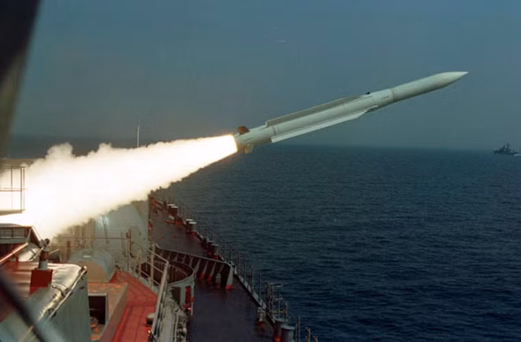 Đạn tên lửa 9M38 của tổ hợp 3S90 đặt trên ray phóng đơn, thời gian tái nạp tự động mất 12 giây. Tầm bắn tên lửa đạt 30km, độ cao hạ mục tiêu 14km.