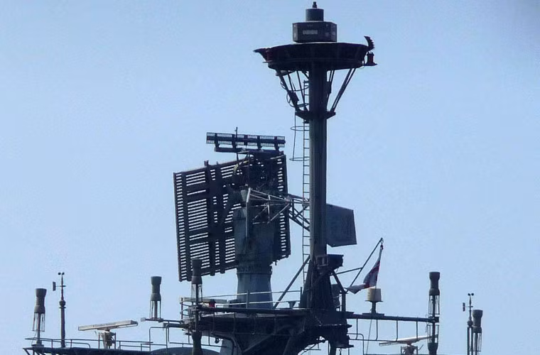 Không chỉ để Trung Quốc mua và sao chép các tên lửa, Nga còn “nhỡ tay” chuyển một loạt hệ thống radar hàng hải cho nước này. Ví dụ như hệ thống radar đối hải Fregat-MAE3 thiết kế để giám sát, phát hiện các mục tiêu trên biển, trên khung, cung cấp dữ liệu chỉ thị mục tiêu tới hệ thống vũ khí. Tầm phát hiện mục tiêu của radar lên tới 180km, độ cao 30km.