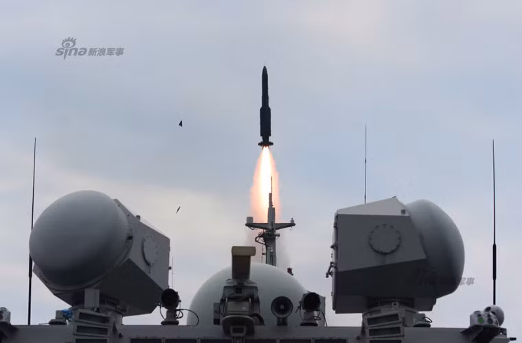 Sau đó, Nga còn cung cấp các tổ hợp tên lửa phòng không 3S90M Shtil-1 (biến thể hiện đại hóa của Uragan) cho Trung Quốc trang bị trên các tàu khu trục kiểu Type 052B. Hiện đại hơn 3S90 Uragan, Shtil-1 thiết kế ống phóng thẳng đứng chứa 48 quả đạn 9M317ME đạt tầm bắn 2,5-32km, độ cao hạ mục tiêu từ 15m tới 15km. Trên cơ sở Shtil-1, Trung Quốc đã sao chép và tạo ra tên lửa HHQ-16 trang bị hàng loạt trên tàu hộ vệ Type 054A Giang Khải II.