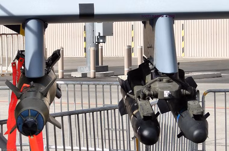 Ảnh MQ-9 Reaper mang tên lửa chống tăng AGM-114 Hellfire (tầm bắn 8km) cùng bom dẫn đường bằng laser GBU-12 Paveway (nặng 230kg). Các vũ khí của Reaper đều có sức công phá vừa phải nhưng độ chính xác cực cao, phù hợp nhiệm vụ săn lùng phiến quân khủng bố trú ẩn trong hầm, hố, nhà nhỏ…