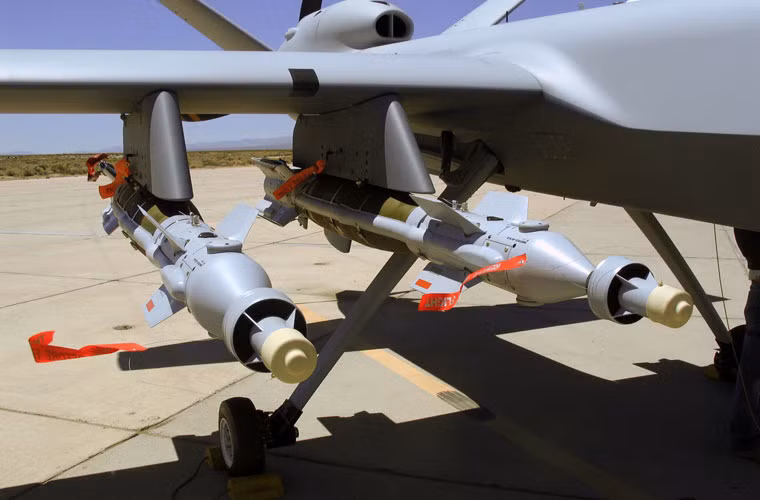 Trong ảnh, UAV MQ-9 mang hai bom GBU-38 JDAM, mỗi quả nặng 230kg.