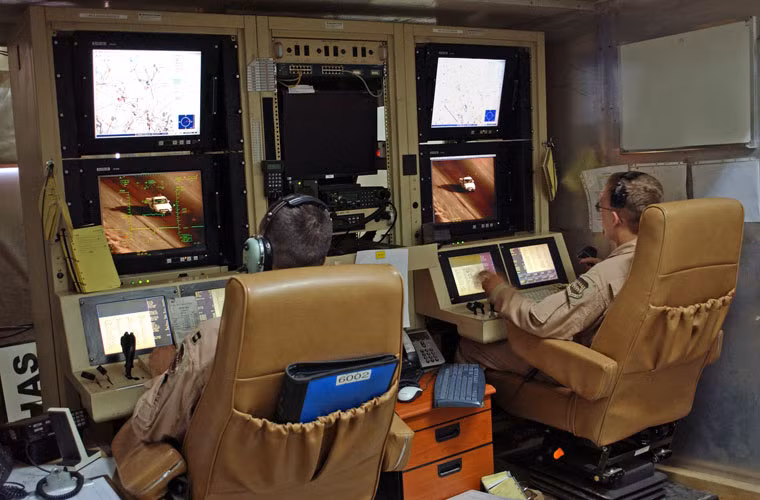 “Buồng lái MQ-9 Reaper” với 2 phi công điều khiển chiếc UAV.