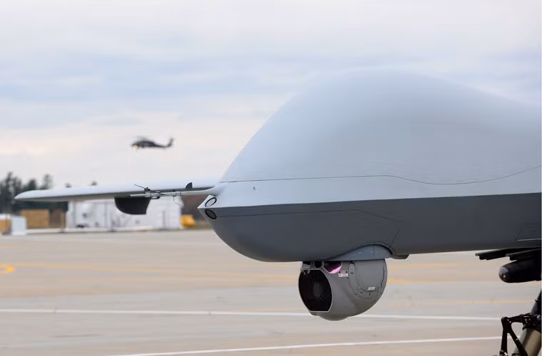 Ở dưới mũi máy bay lắp cảm biến chỉ thị mục tiêu đa quang phổ AN/AAS-52 bao gồm tổ hợp thiết bị như cảm biến hồng ngoại, cảm biến TV đơn sắc/màu, cảm biến TV tăng cường hình ảnh với bộ chỉ thị laser/laser đo xa cung cấp chỉ thị mục tiêu cho vũ khí dẫn đường bằng laser. Nhìn chung, các thiết bị điện tử trên UAV MQ-9 Reaper chủ yếu làm nhiệm vụ tấn công mục tiêu mặt đất.