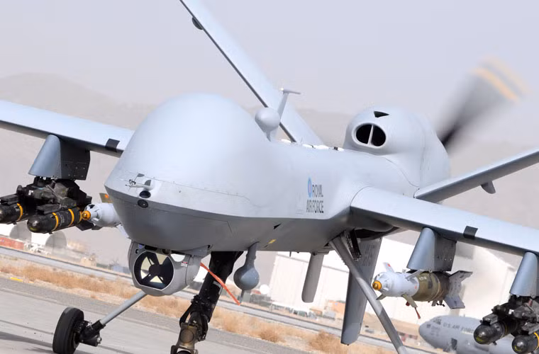 MQ-9 Reaper là máy bay không người lái nổi tiếng do Mỹ sản xuất trên cơ sở cải tiến mẫu MQ-1 Predator cho nhiệm vụ trinh sát, do thám và đặc biệt là tấn công mục tiêu mặt đất bằng vũ khí có điều khiển chính xác cao. Đây được xem là một trong những UAV thiện chiến nhất khi được Mỹ và một số nước khác sử dụng thường xuyên trong hoạt động tấn công phần tử khủng bố ở Pakistan, Afghanistan, Iraq, Syria… Từ năm 2007, Không quân Hoàng gia Anh (RAF) đã đặt mua 10 chiếc UAV MQ-9 Reaper và sử dụng chúng rộng rãi ở Afghanistan, Iraq và mới đây nhất là Syria.