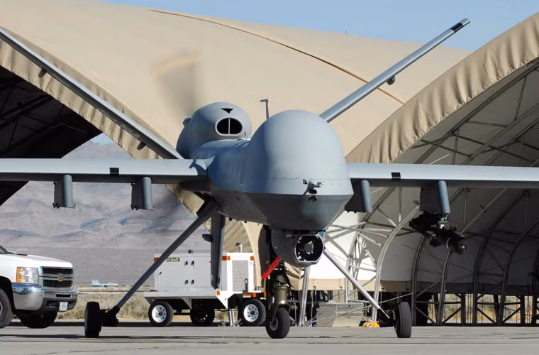 UAV tấn công MQ-9 Reaper thiết kế với 7 giá treo cho phép mang tổng cộng 1,4 tấn vũ khí - đó là con số nhỏ bé trong giới chiến đấu cơ. Nhưng bộ vũ khí của Reaper đều có kích cỡ nhỏ, sức công phá vừa phải nên Reaper có thể mang khá nhiều kiểu bom, tên lửa phục vụ cho nhiệm vụ săn lùng phiến quân IS.