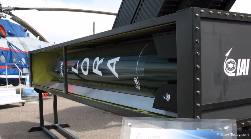 LORA cũng được cho là sở hữu khả năng cơ động trong hành trình bay để đối phó với hệ thống phòng thủ đánh chặn của đối phương, tính năng này cũng có trên Iskander. Tên lửa có trọng lượng khoảng 1,6-1,8 tấn, dài 4,7-5,2m, đường kính thân 620mm, phiên bản xuất khẩu chỉ được trang bị phần chiến đấu nặng 440-600kg (đầu đạn nổ phá hoặc đầu đạn chùm).