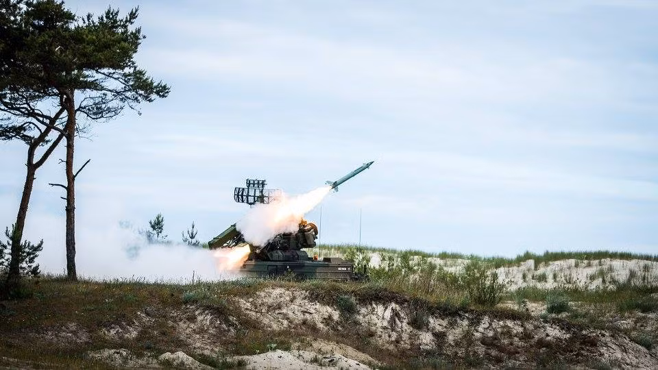 Tên lửa phòng không 9A33 đạt tầm bắn đến 15km, độ cao tấn công đến 12km, tốc độ di chuyển 1.020m/s, lắp đầu nổ nổ phá mảnh.