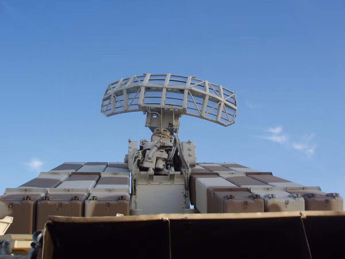 Trên xe chiến đấu 9A33B được trang bị hai loại radar gồm: radar thám sát 1S51M3-2 với 2 anten gồm: anten trinh sát quay hình elip đặt trên nóc xe có tầm trinh sát 30km và anten đặt dưới tâm xe có tầm thám sát 20km. Ngoài ra, hai bên anten radar thám sát là hai đĩa anten nhỏ để dẫn đường cho tên lửa. Hệ thống radar này cho phép dẫn đồng thời hai đạn tên lửa tấn công một mục tiêu.