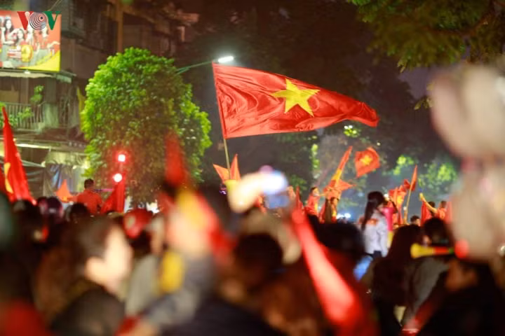 Sau chiến thắng 3-0 của Đội tuyển Việt Nam trước ĐT Campuchia, phố phường Hà Nội lại rợp bóng cờ đỏ sao vàng.