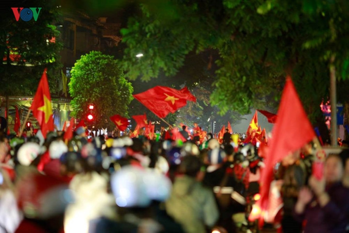 Hà Nội lại có một đêm không ngủ vì chiến công của thầy trò HLV Park Hang Seo.