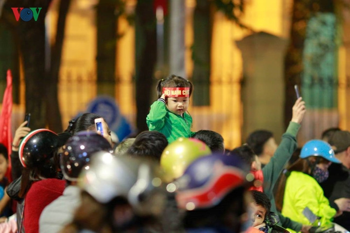 Người người xuống đường, nhà nhà xuống đường.