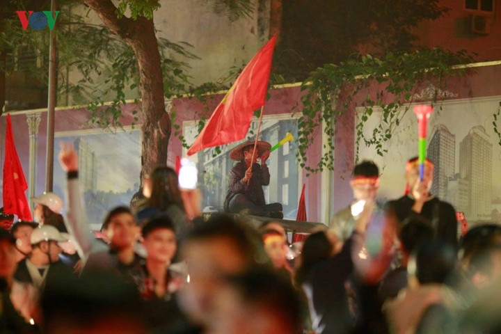 Âm thanh từ những chiếc kèn hơi của các CĐV vang khắp phố phường.