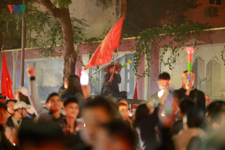 Âm thanh từ những chiếc kèn hơi của các CĐV vang khắp phố phường.