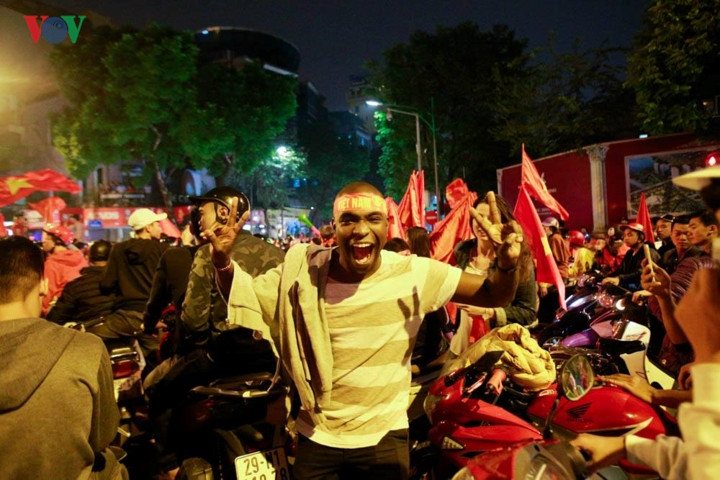 Những người bạn nước ngoài cũng chia vui với các CĐV Việt Nam.