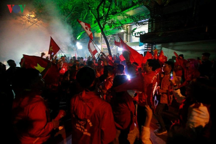 Hàng nghìn CĐV "nhuộm đỏ" đường phố Hà Nội.