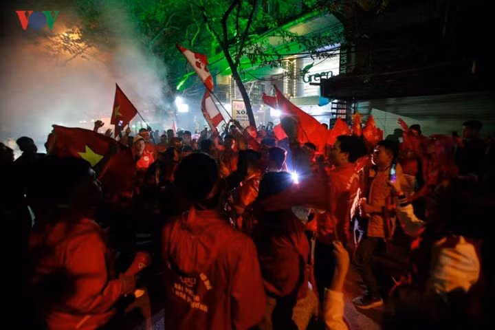 Hàng nghìn CĐV "nhuộm đỏ" đường phố Hà Nội.