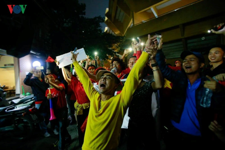 Bữa tiệc ăn mừng bắt đầu từ sân Hàng Đẫy...