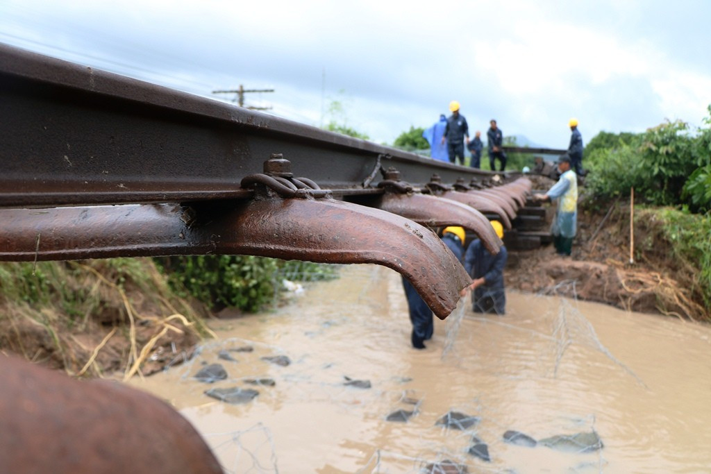 Trao đổi với PV báo Người Đưa Tin tại hiện trường, ông Lê Bá Tuấn Vũ, Giám đốc công ty cổ phần đường sắt Thuận Hải cho biết: “Hiện nay, trên tuyến đường sắt do công ty quản lý có nhiều vị trí bị sạt lở. Đoạn từ Km 1382 + 600 - Km 1383 +300 trong đoạn này có nhiều vị trí bị sạt lở... (Ảnh: Duy Quan).