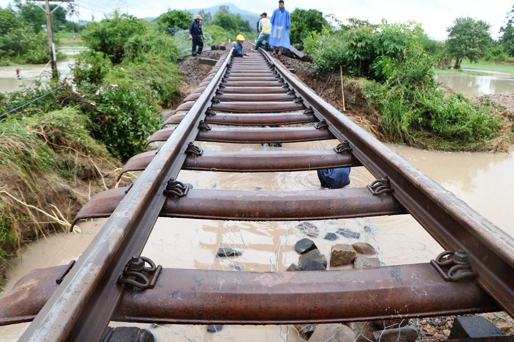 Công tác khắc phục các đoạn bị sạt lở công ty đã tăng cường lực lượng cũng như phương tiện đã được huy động kịp thời và công ty sẽ cố gắng sửa chữa tuyến đường sắt trong thời gian sớm nhất để giao thông được ổn định trở lại”. (Ảnh: Duy Quan).