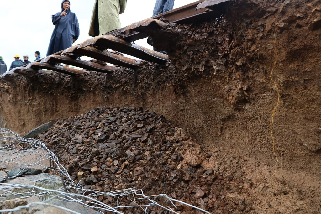 Thời gian đường sắt bị hư hỏng được xác định là vào khoảng 21h ngày 24/11. (Ảnh: Duy Quan).