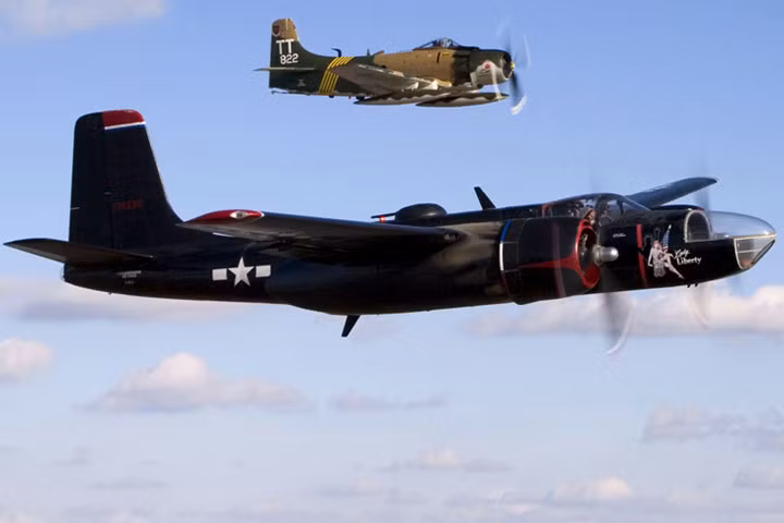 Chiếc thứ nhất là để ném bom ngày, chiếc thứ 2 là để thực hiện nhiệm vụ của tiêm kích đêm, chiếc thứ 3 là để tấn công mặt đất. Ảnh: Roger Cain.