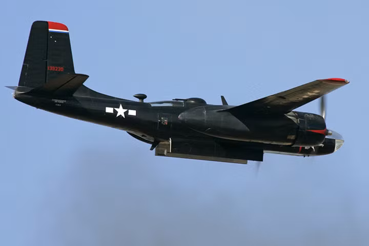 Có một pháo thủ vận hành các tháp súng phòng thủ bố trí ở bụng và lưng máy bay và được điều khiển từ xa. Ảnh: Roger Cain.