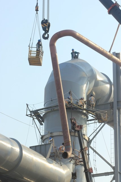 Bước đầu, đoàn công tác liên ngành của tỉnh Hà Tĩnh đã xác định nguyên nhân sập giàn giáo là do 2/3 số pít-tông của hệ thống kích thủy lực phía bên phải giàn giáo bị hỏng.