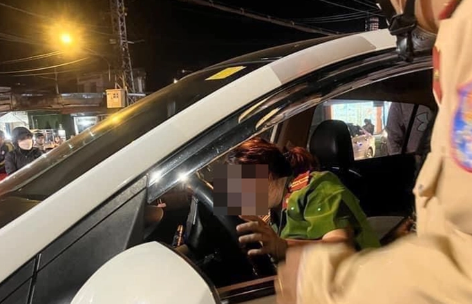  Phạt nữ thiếu tá say xỉn gây tai nạn: Tối 28/10/2022, T.T.L (38 tuổi, thiếu tá đang công tác tại Công an huyện Đăk Đoa, tỉnh Gia Lai) lái ô tô trong tình trạng đã sử dụng rượu, bia, khi đến ngã ba đường Hùng Vương - Nguyễn Viết Xuân thì xảy ra tai nạn giao thông. Lúc xảy ra vụ việc, bà L. đang mặc trang phục công an nhân dân, có biểu hiện say xỉn nên bị người dân quay clip phát tán trên mạng xã hội. Sau đó, bà L. đã bị Công an tỉnh Gia Lai kỷ luật giáng chức từ Đội trưởng xuống làm Phó đội trưởng một đội tại Công an huyện Đăk Đoa. Ngày 9/11/2022, UBND tỉnh Gia Lai xử phạt bà L. vi phạm hành chính 46 triệu đồng, tước giấy phép lái xe hạng B2 trong thời hạn 2 năm.